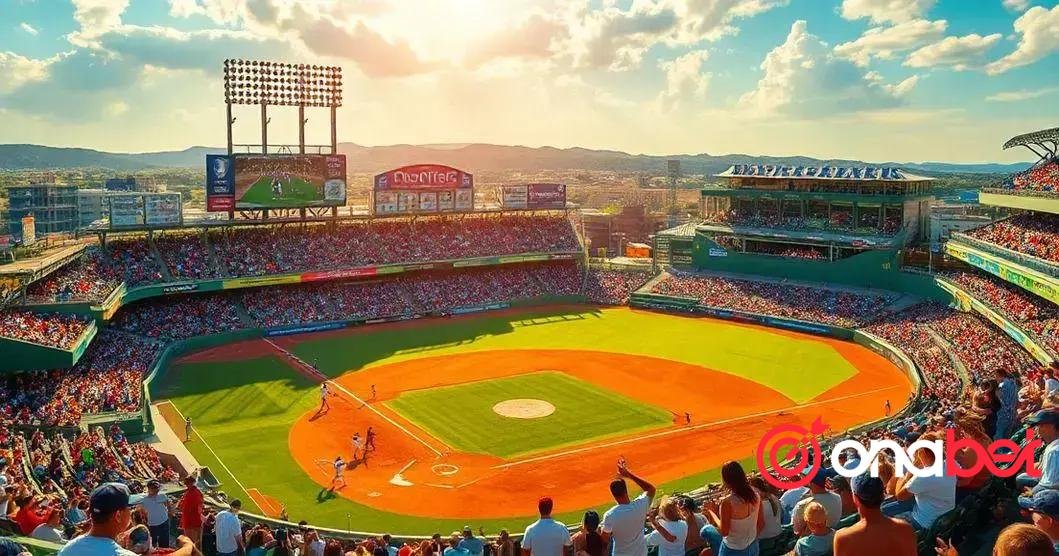 Vista panorâmica de um estádio de beisebol durante um jogo diurno. O campo é verde vibrante com o diamante e o campo externo claramente marcados. Jogadores são vistos no campo, com um na posição de arremesso e outro pronto para rebater. O estádio está cheio de espectadores, muitos em pé e assistindo ao jogo atentamente. As arquibancadas são de vários níveis com assentos em diferentes tons de verde e azul. Um grande placar é visível ao fundo, exibindo nomes de times, pontuações e anúncios, mas os detalhes não são legíveis. Além do estádio, uma paisagem urbana sob um céu azul claro com poucas nuvens pode ser vista à distância, junto com colinas mais ao fundo no horizonte. A logo da Onabet está na parte inferior direito, representada por um símbolo de um alvo com uma flecha em um tom de vermelho e o nome "onabet" em letras brancas. A imagem captura a atmosfera animada de um jogo de beisebol em um dia ensolarado.